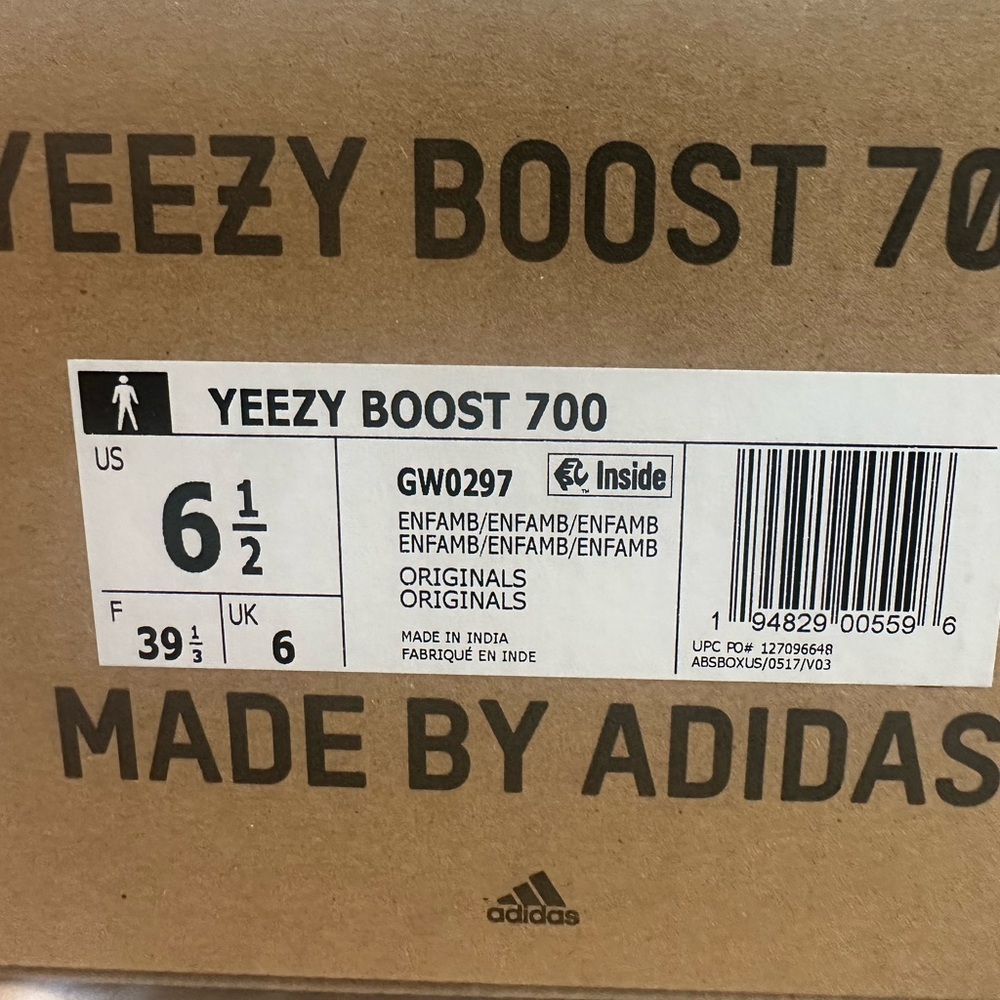 adidas Yeezy Boost 700 Box